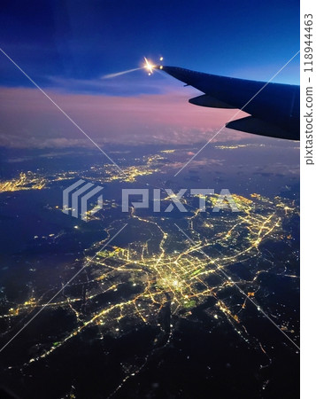 從飛機上看到的夜景 118944463