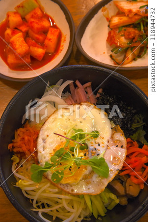 韓國料理,什錦石鍋拌飯和泡菜 韓國料理,什錦石鍋拌飯和泡菜 118944732