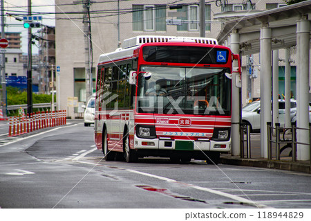 Keihan bus at the rotary on the west side of Neyagawashi Station 118944829