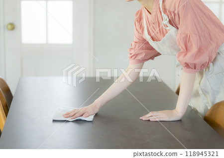 圍裙的女人 118945321