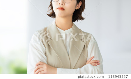 抱著雙臂思考的女商人 118945337