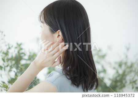 一件淺藍色禮服的年輕女子 一件淺藍色禮服的年輕女子 118945372