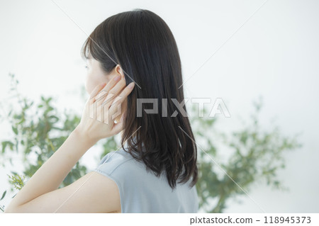 一件淺藍色禮服的年輕女子 一件淺藍色禮服的年輕女子 118945373