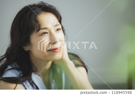 窗邊的中年婦女 窗邊的中年婦女 118945598