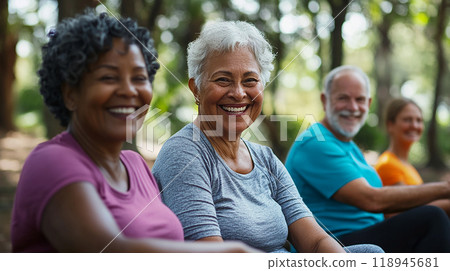 不同群體的老年人坐著微笑 118945681