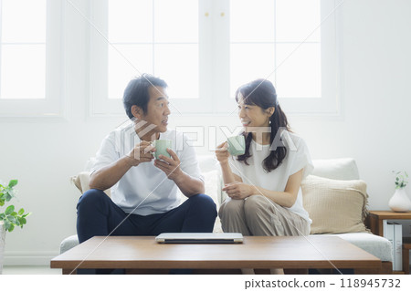 客廳裡的中年夫婦 客廳裡的中年夫婦 118945732