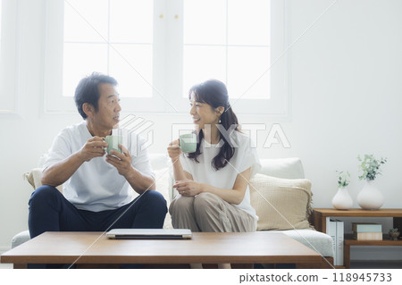 Middle-aged couple in the living room Middle-aged couple in the living room 118945733