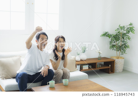 Middle-aged couple in the living room 118945743