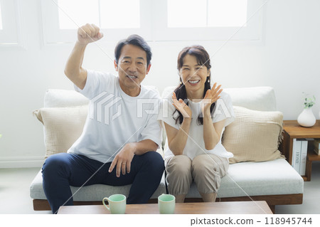 客廳裡的中年夫婦 客廳裡的中年夫婦 118945744