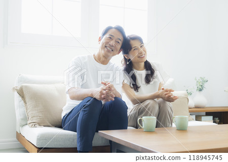 客廳裡的中年夫婦 118945745