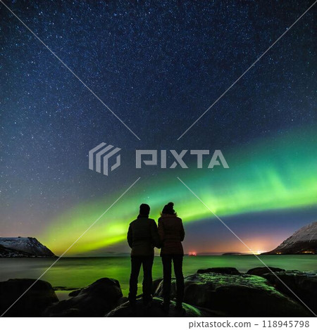 A couple looking at the aurora and feeling the future 118945798