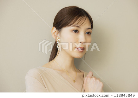 米色洋裝的女人 118945849