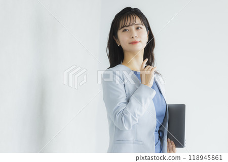A woman with a laptop 118945861