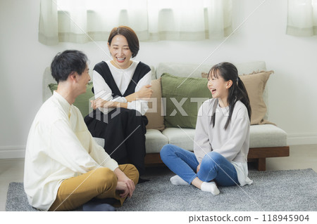 Happy family images 118945904