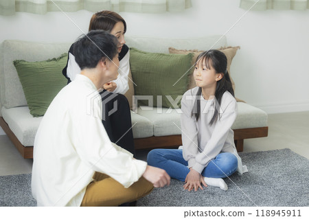 Happy family images 118945911