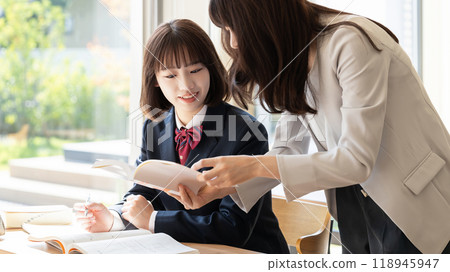 考試生/在補習班上課的女高中生 118945947