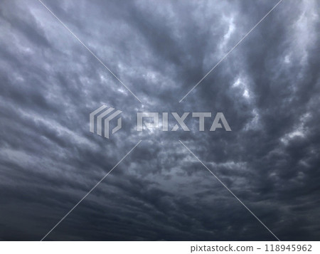 黑暗的天空與流動的烏雲 118945962