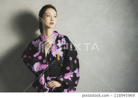 Woman in black yukata 118945969