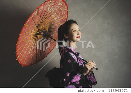 穿著黑色浴衣的女人 118945971