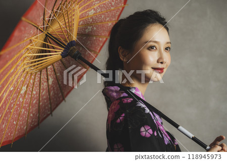 Woman in black yukata 118945973