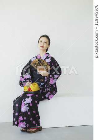 Woman in black yukata 118945976