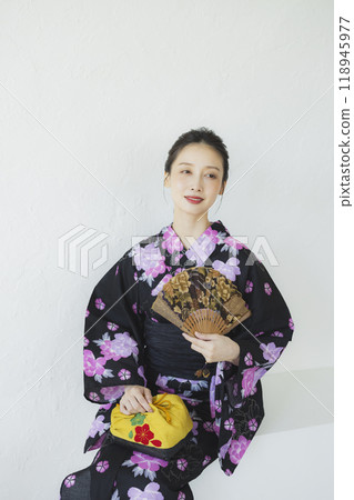 Woman in black yukata 118945977