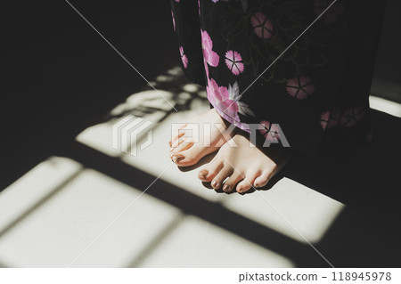 Woman in black yukata 118945978
