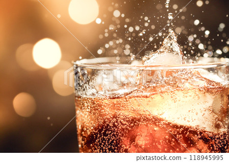 蘇打水倒入玻璃杯中,水滴爆裂_2 蘇打水倒入玻璃杯中,水滴爆裂_2 118945995