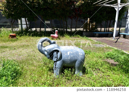 城市裡的一個小型兒童公園 118946258