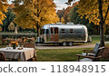 一輛露營拖車停在秋季公園裡，準備生營火。 118948915