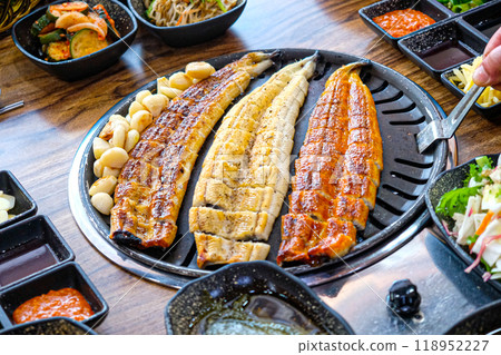 Korean food. Grilled eel. Three flavors. Spicy sauce, salt, soy sauce 118952227