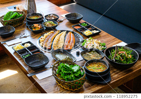 Korean food. Grilled eel. Three flavors. Spicy sauce, salt, soy sauce 118952275