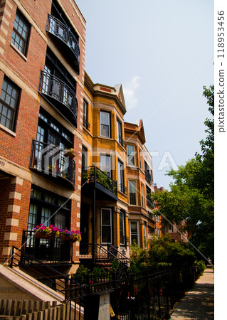 Classic Residential Architecture with Green Spaces in Chicago Classic Residential Architecture with Green Spaces in Chicago 118953456