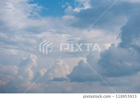 A summer sky with blue skies and thick clouds 118953913