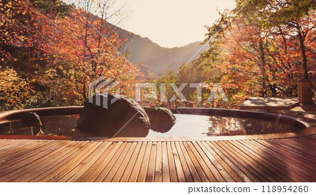 An open-air bath surrounded by autumn leaves 118954260