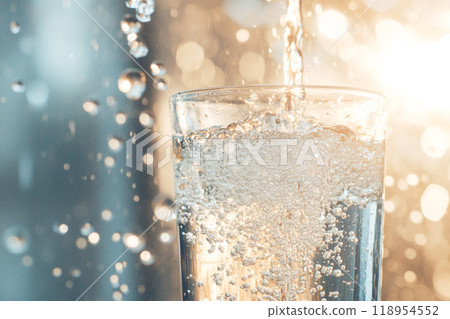 礦泉水倒入玻璃杯中,水滴爆裂_2 礦泉水倒入玻璃杯中,水滴爆裂_2 118954552