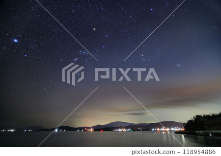 瀨戶內海冬季星空，獵戶座和金牛座沉入西天 118954886