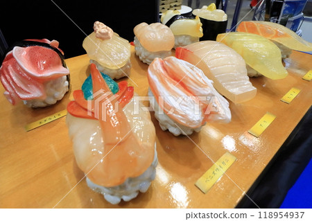 Food samples of nigiri sushi: nigiri sushi that looks just like the real thing 118954937