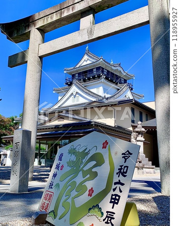 Looking up at the Okazaki Castle tower, shining against the clear blue autumn sky, through a torii gate where a large votive plaque is placed (Okazaki Castle Park/Okazaki City, Aichi Prefecture) Looking up at the Okazaki Castle tower, shining against the clear blue autumn sky, through a torii gate where a large votive plaque is placed (Okazaki Castle Park/Okazaki City, Aichi Prefecture) 118955927