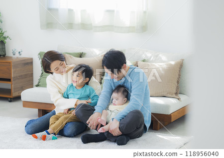 一個家庭在客廳放鬆 118956040