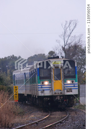 The colorful Kiha 37 and 38 diesel railcars on the Kururi Line run leisurely. Photographed on 2010/02/11 118956054