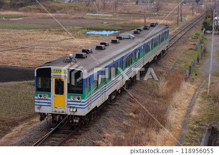 The colorful Kiha 37 and 38 diesel railcars on the Kururi Line run leisurely. Photographed on 2010/02/11 118956055