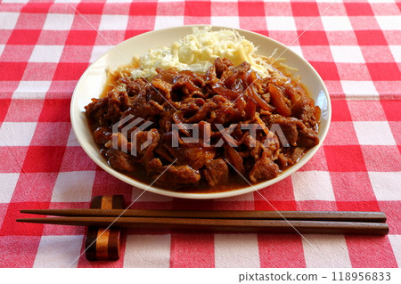 高麗菜絲配薑汁烤豬肉和蛋黃醬 118956833