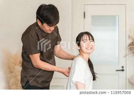 Women and chiropractors/therapists attending chiropractic clinics, osteopathic clinics, and massage clinics 118957008