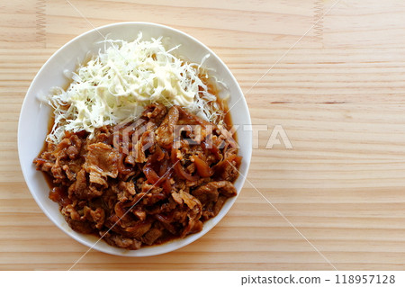 高麗菜絲配薑汁烤豬肉和蛋黃醬 118957128