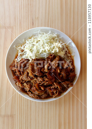 高麗菜絲配薑汁烤豬肉和蛋黃醬 118957130