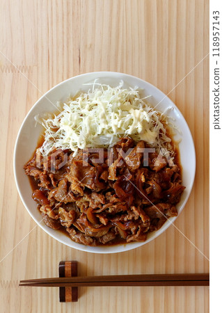 高麗菜絲配薑汁烤豬肉和蛋黃醬 118957143