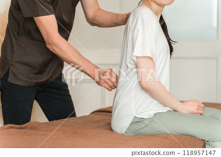 Chiropractic, osteopathy, and massage salon that treats the spine, backbone, and lower back 118957147