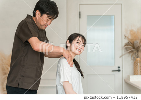 到脊椎按摩診所、整骨診所和按摩診所就診的女性和脊椎按摩師/治療師 118957412