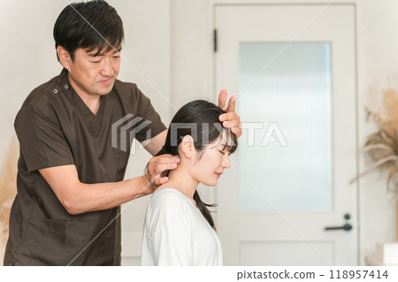 Women and chiropractors/therapists attending chiropractic clinics, osteopathic clinics, and massage clinics 118957414